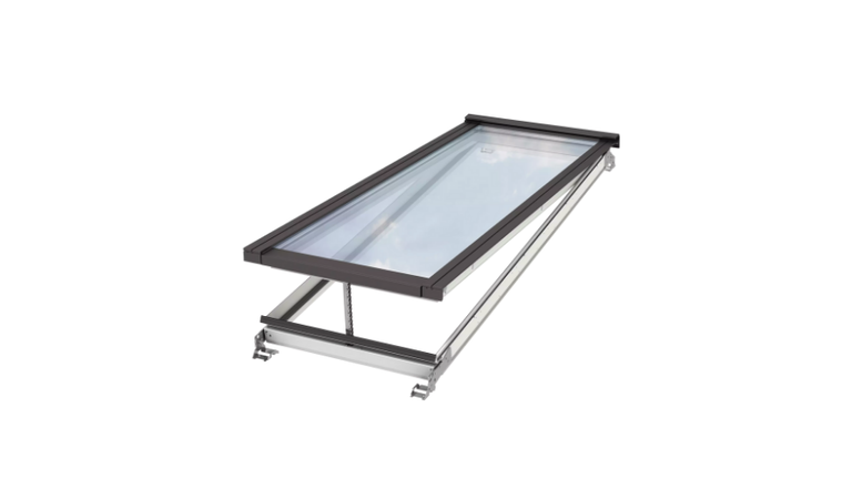 Langrechteckiges Flachdachfenster, geöffnet – mit klarer Verglasung.